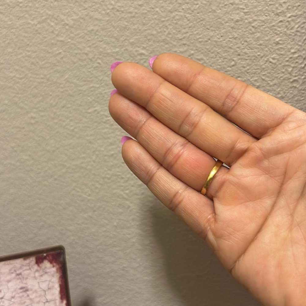 Elegant Gold Ring with side accents-size 6 - Picture 5 of 12